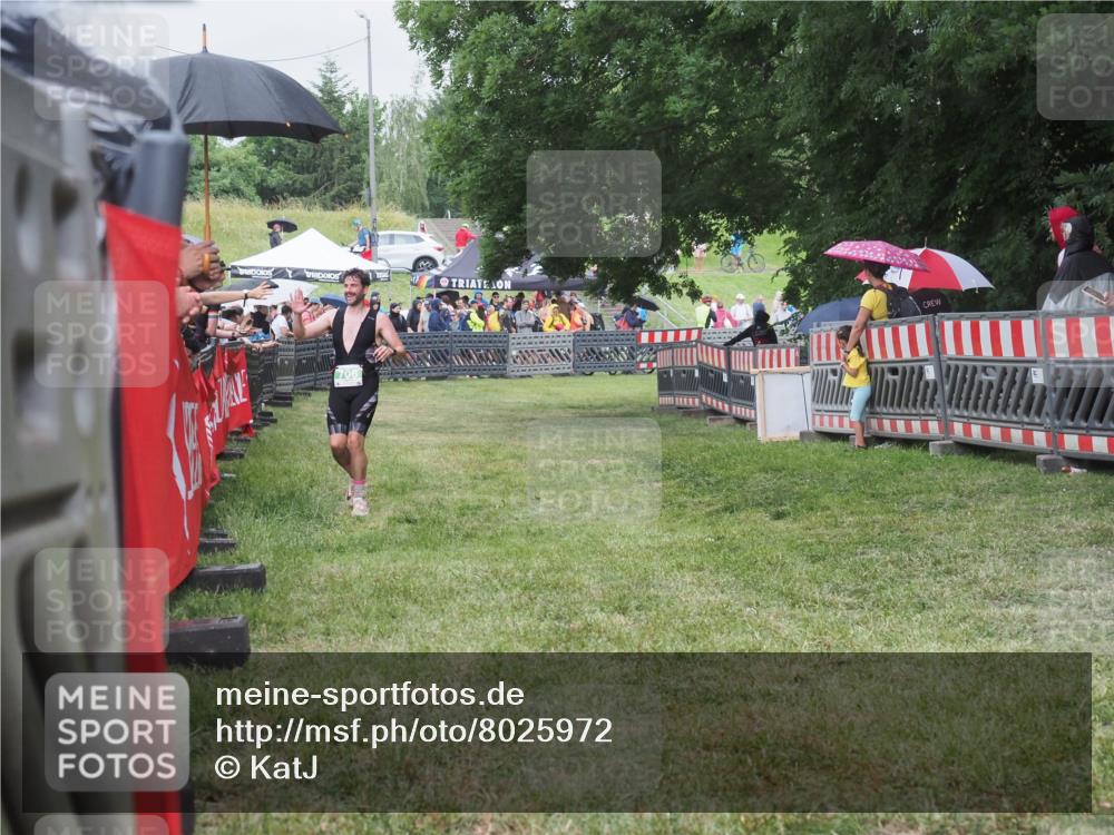 21.06.2025 - 27. Vierlanden-Triathlon KatJ http://msf.ph/oto/8025972 15.06.2025 13:28:48 Ziel 706 meine-sportfotos.de