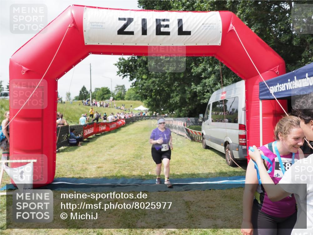 21.06.2025 - 27. Vierlanden-Triathlon MichiJ http://msf.ph/oto/8025977 15.06.2026 11:57:09 Ziel 549, 581 meine-sportfotos.de