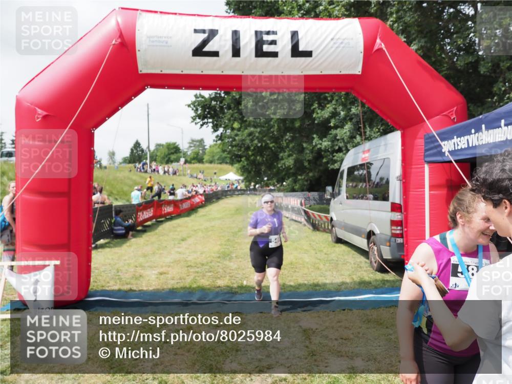 21.06.2025 - 27. Vierlanden-Triathlon MichiJ http://msf.ph/oto/8025984 15.06.2026 11:57:09 Ziel 549, 581 meine-sportfotos.de