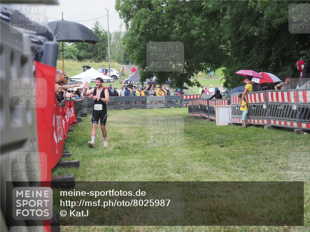 21.06.2025 - 27. Vierlanden-Triathlon KatJ http://msf.ph/oto/8025987 15.06.2025 13:28:49 Ziel 706 meine-sportfotos.de