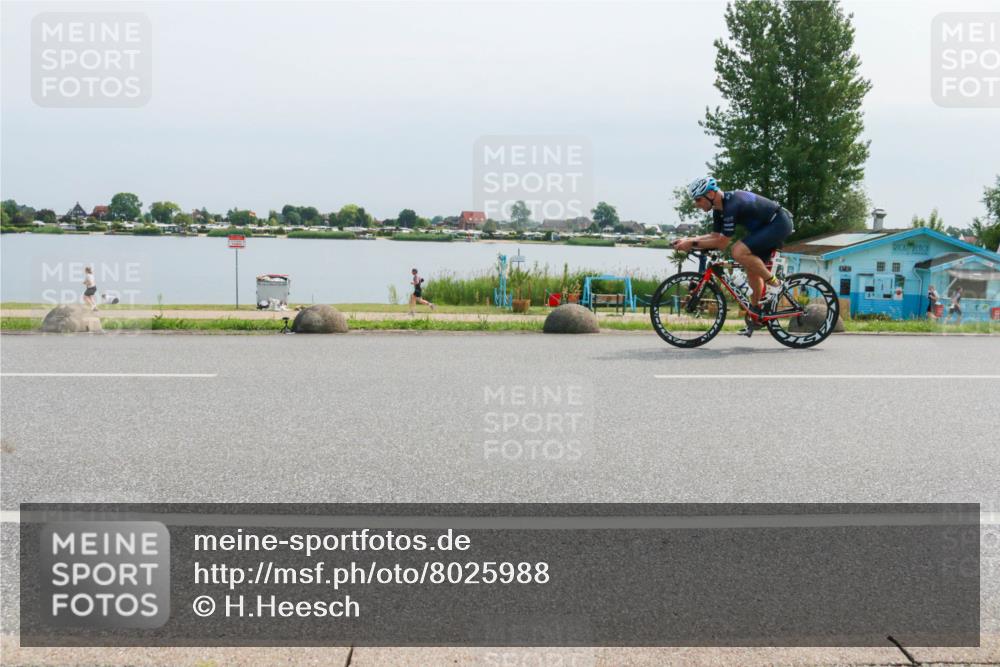 15.06.2025 - 27. Vierlanden-Triathlon H.Heesch http://msf.ph/oto/8025988 15.06.2025 11:18:47 Radfahren 832, 846 meine-sportfotos.de