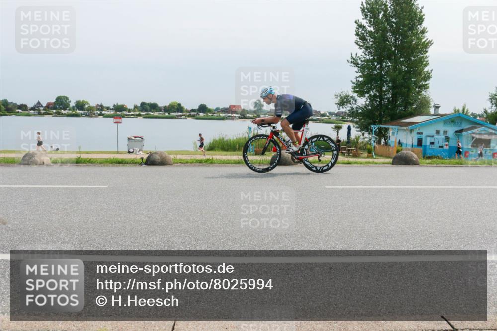 15.06.2025 - 27. Vierlanden-Triathlon H.Heesch http://msf.ph/oto/8025994 15.06.2025 11:18:47 Radfahren 832, 846 meine-sportfotos.de