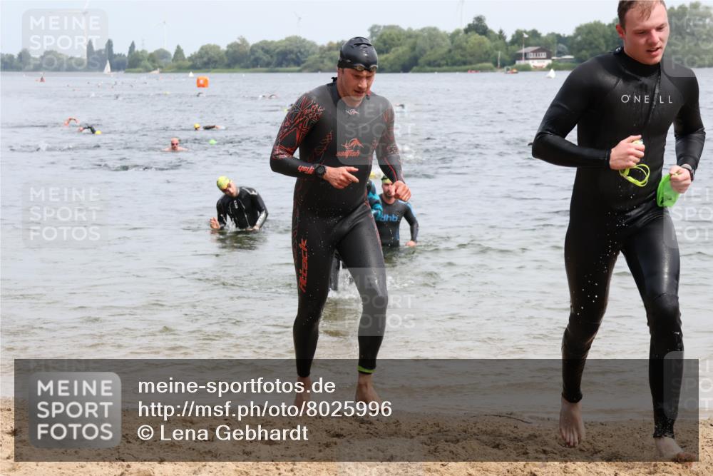 15.06.2025 - 27. Vierlanden-Triathlon Lena Gebhardt http://msf.ph/oto/8025996 15.06.2025 10:57:53 Schwimmen 647, 686, 705, 738, 774 meine-sportfotos.de