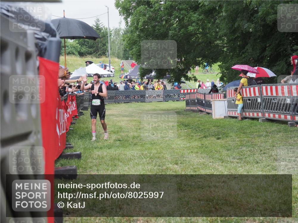 21.06.2025 - 27. Vierlanden-Triathlon KatJ http://msf.ph/oto/8025997 15.06.2025 13:28:49 Ziel 706 meine-sportfotos.de