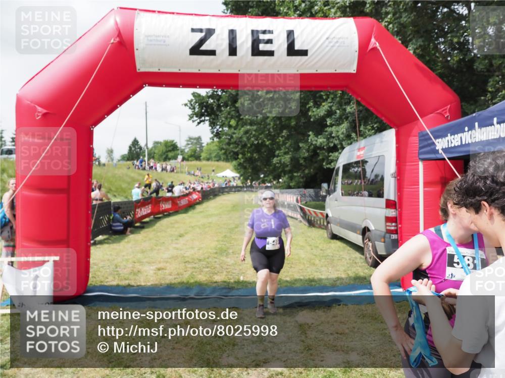 21.06.2025 - 27. Vierlanden-Triathlon MichiJ http://msf.ph/oto/8025998 15.06.2026 11:57:10 Ziel 549, 581 meine-sportfotos.de