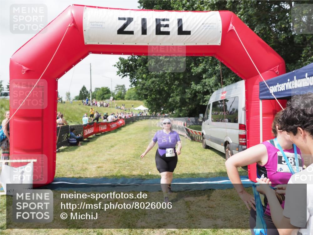 21.06.2025 - 27. Vierlanden-Triathlon MichiJ http://msf.ph/oto/8026006 15.06.2026 11:57:10 Ziel 549, 581 meine-sportfotos.de