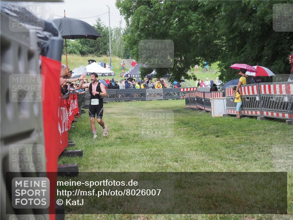 21.06.2025 - 27. Vierlanden-Triathlon KatJ http://msf.ph/oto/8026007 15.06.2025 13:28:49 Ziel 706 meine-sportfotos.de