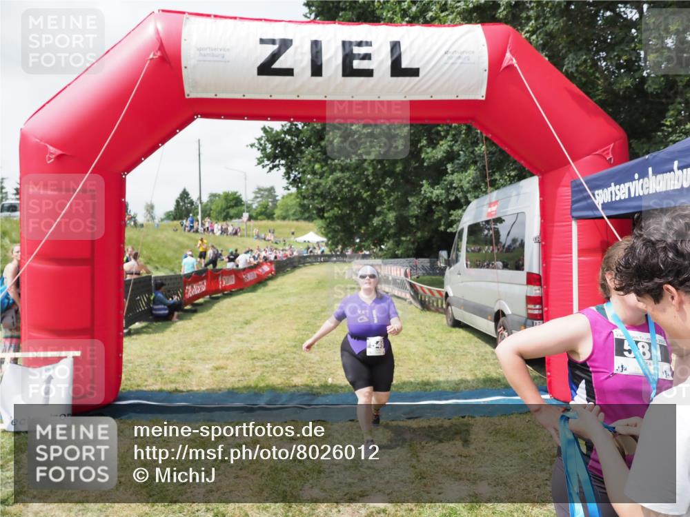21.06.2025 - 27. Vierlanden-Triathlon MichiJ http://msf.ph/oto/8026012 15.06.2026 11:57:10 Ziel 549, 581 meine-sportfotos.de