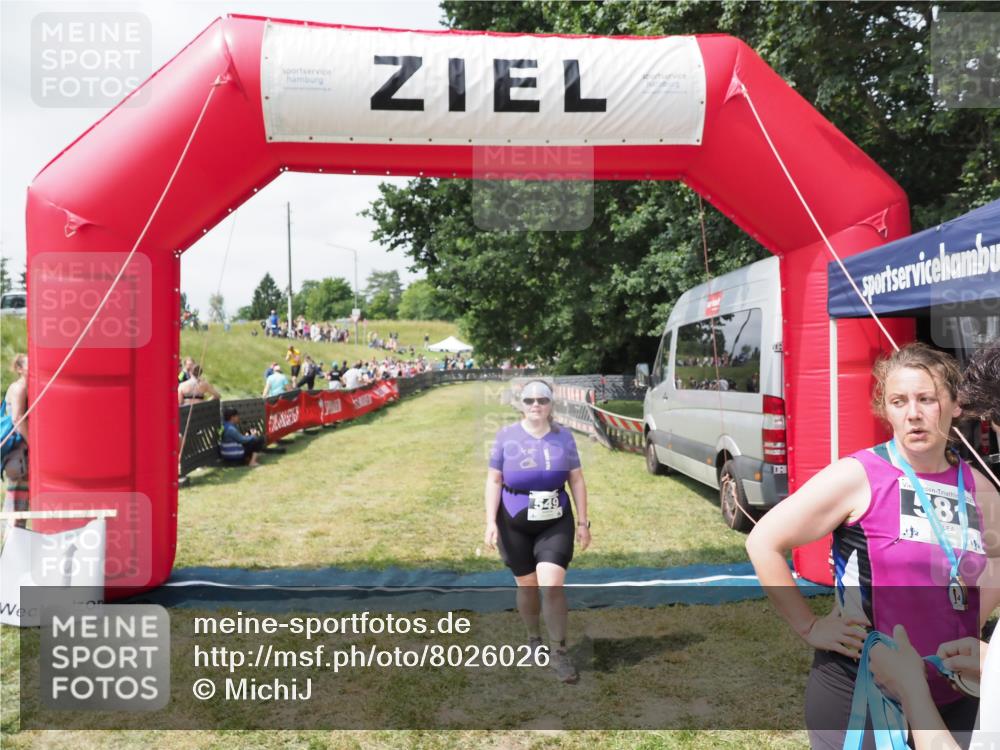 21.06.2025 - 27. Vierlanden-Triathlon MichiJ http://msf.ph/oto/8026026 15.06.2026 11:57:10 Ziel 549, 581 meine-sportfotos.de