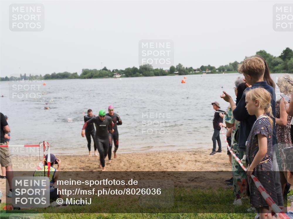 21.06.2025 - 27. Vierlanden-Triathlon MichiJ http://msf.ph/oto/8026036 15.06.2026 10:56:58 Schwimmen 651, 654, 688, 711, 718, 755 meine-sportfotos.de