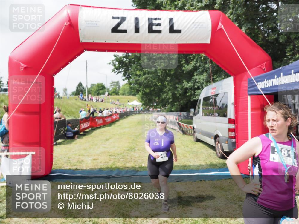 21.06.2025 - 27. Vierlanden-Triathlon MichiJ http://msf.ph/oto/8026038 15.06.2026 11:57:10 Ziel 549, 581 meine-sportfotos.de