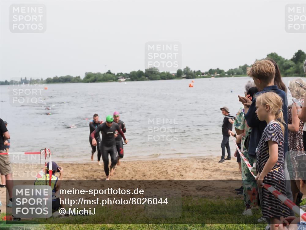 21.06.2025 - 27. Vierlanden-Triathlon MichiJ http://msf.ph/oto/8026044 15.06.2026 10:56:58 Schwimmen 651, 654, 688, 711, 718, 755 meine-sportfotos.de