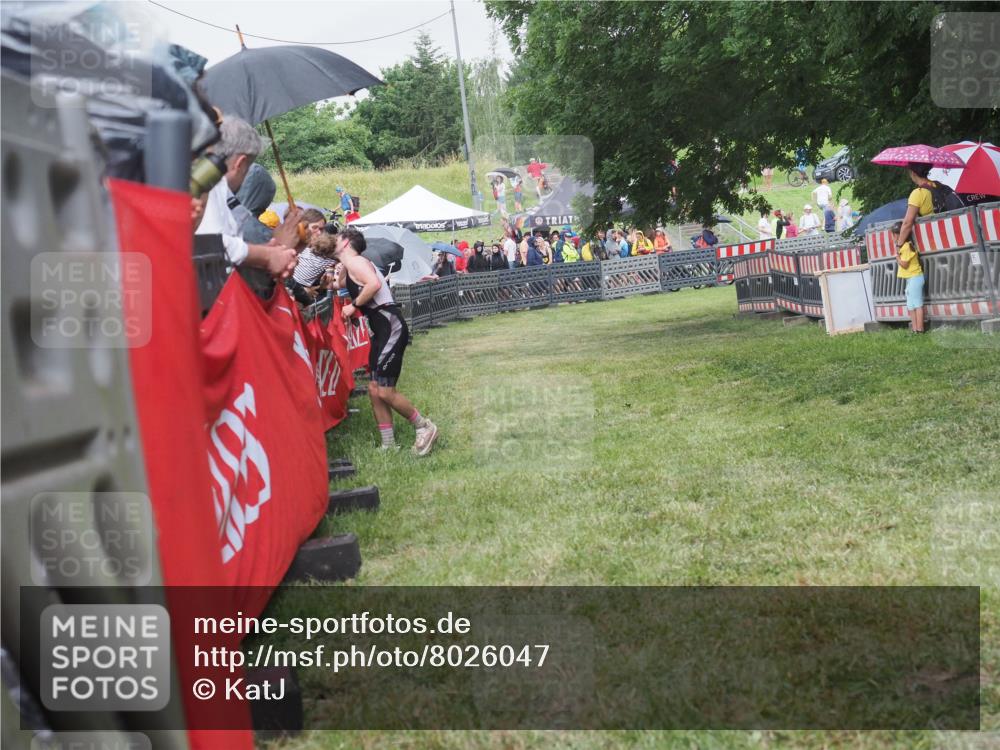 21.06.2025 - 27. Vierlanden-Triathlon KatJ http://msf.ph/oto/8026047 15.06.2025 13:28:51 Ziel 706 meine-sportfotos.de