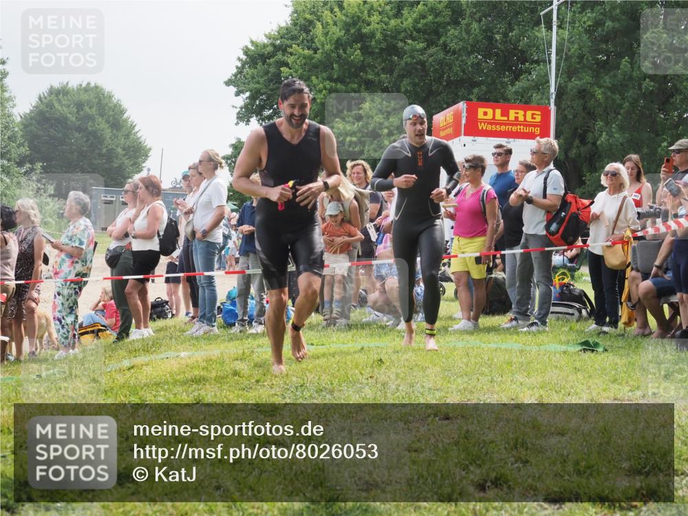 15.06.2025 - 27. Vierlanden-Triathlon KatJ http://msf.ph/oto/8026053 15.06.2025 10:59:08 Schwimmen 706, 709 meine-sportfotos.de