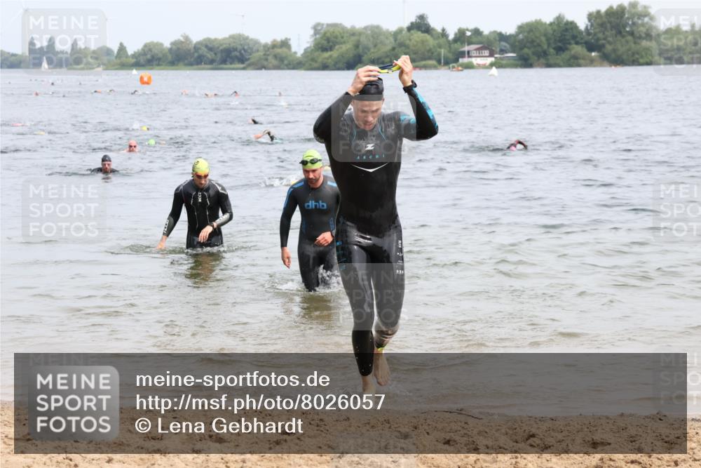 15.06.2025 - 27. Vierlanden-Triathlon Lena Gebhardt http://msf.ph/oto/8026057 15.06.2025 10:57:56 Schwimmen 640, 647, 686, 705, 738, 774 meine-sportfotos.de