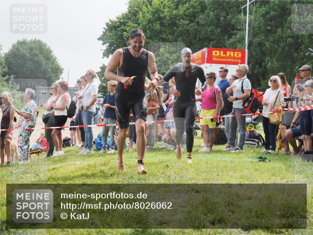 15.06.2025 - 27. Vierlanden-Triathlon KatJ http://msf.ph/oto/8026062 15.06.2025 10:59:08 Schwimmen 706, 709 meine-sportfotos.de