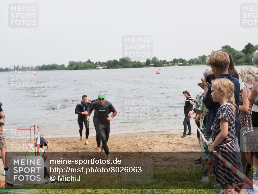 21.06.2025 - 27. Vierlanden-Triathlon MichiJ http://msf.ph/oto/8026063 15.06.2026 10:56:59 Schwimmen 654, 688, 711, 718, 755 meine-sportfotos.de