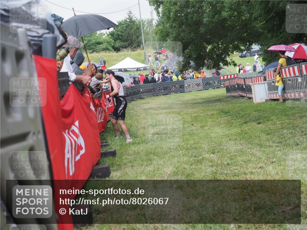 21.06.2025 - 27. Vierlanden-Triathlon KatJ http://msf.ph/oto/8026067 15.06.2025 13:28:52 Ziel 706 meine-sportfotos.de