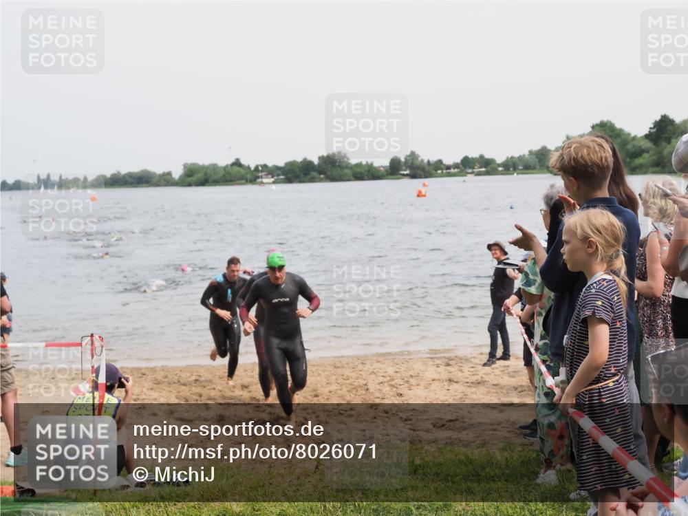 21.06.2025 - 27. Vierlanden-Triathlon MichiJ http://msf.ph/oto/8026071 15.06.2026 10:56:59 Schwimmen 654, 688, 711, 718, 755 meine-sportfotos.de