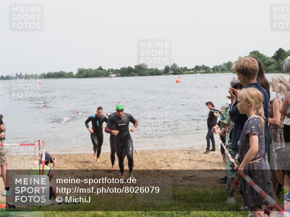 21.06.2025 - 27. Vierlanden-Triathlon MichiJ http://msf.ph/oto/8026079 15.06.2026 10:56:59 Schwimmen 654, 688, 711, 718, 755 meine-sportfotos.de