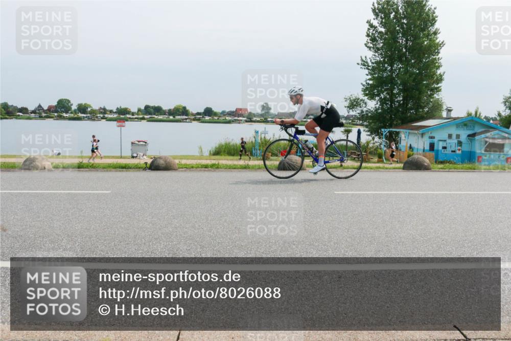15.06.2025 - 27. Vierlanden-Triathlon H.Heesch http://msf.ph/oto/8026088 15.06.2025 11:18:50 Radfahren 745, 832, 863 meine-sportfotos.de