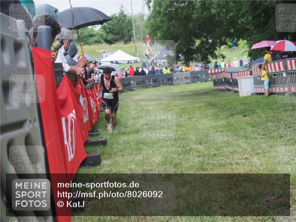 21.06.2025 - 27. Vierlanden-Triathlon KatJ http://msf.ph/oto/8026092 15.06.2025 13:28:56 Ziel 706 meine-sportfotos.de