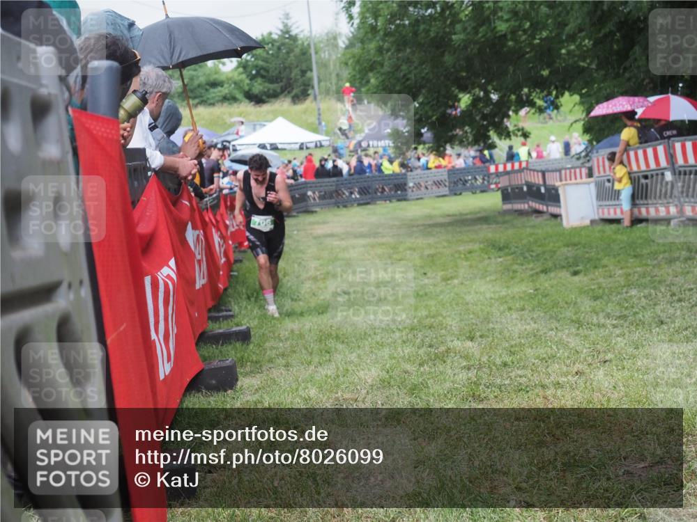 21.06.2025 - 27. Vierlanden-Triathlon KatJ http://msf.ph/oto/8026099 15.06.2025 13:28:56 Ziel 706 meine-sportfotos.de