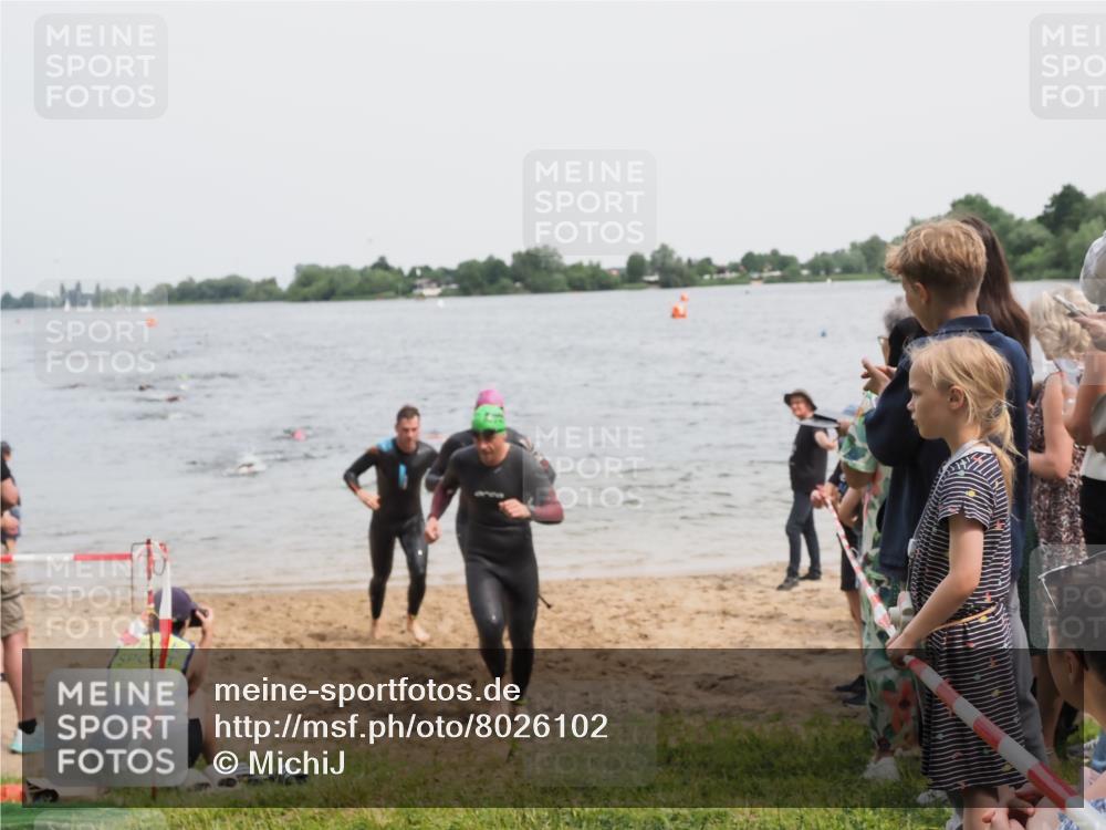 21.06.2025 - 27. Vierlanden-Triathlon MichiJ http://msf.ph/oto/8026102 15.06.2026 10:57:00 Schwimmen 654, 688, 711, 718, 755 meine-sportfotos.de