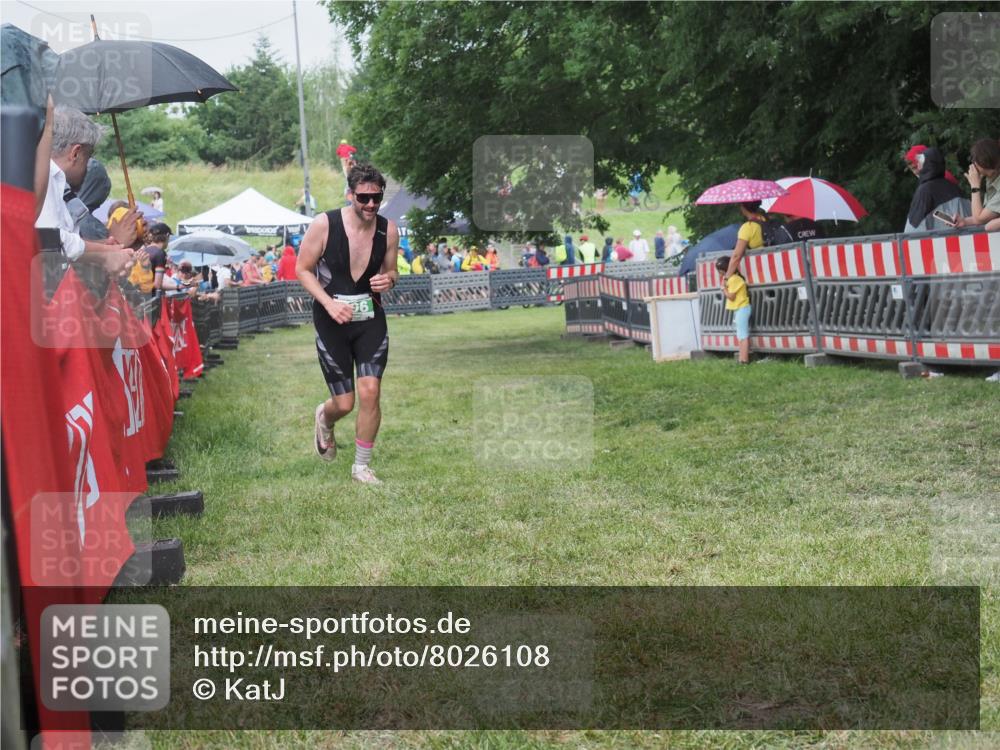 21.06.2025 - 27. Vierlanden-Triathlon KatJ http://msf.ph/oto/8026108 15.06.2025 13:28:57 Ziel 706 meine-sportfotos.de