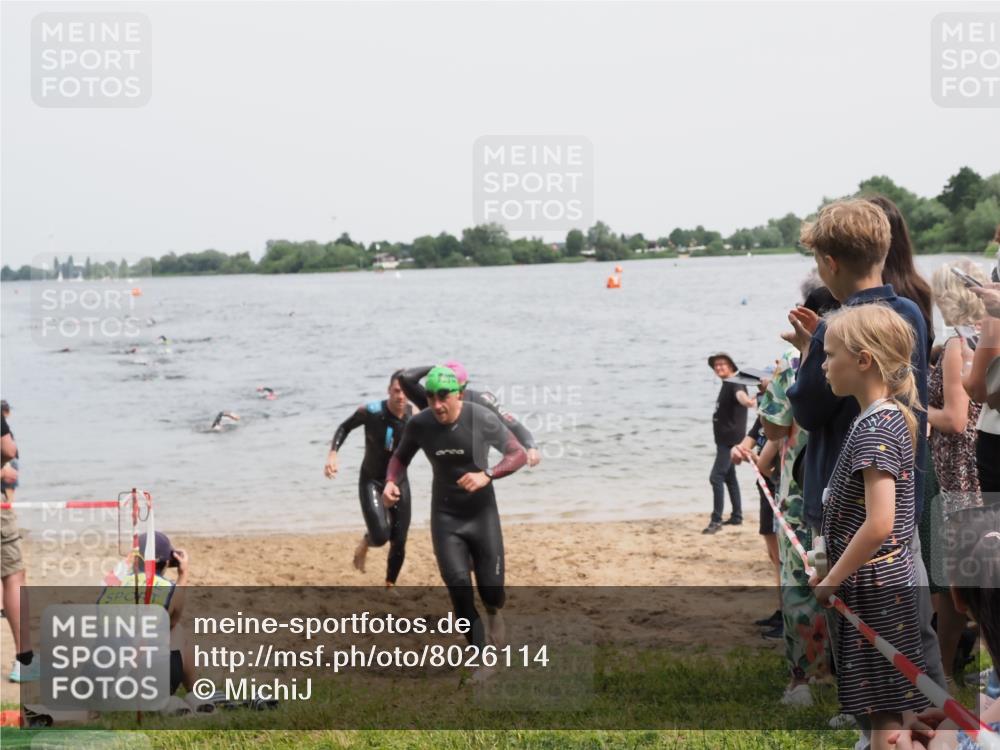 21.06.2025 - 27. Vierlanden-Triathlon MichiJ http://msf.ph/oto/8026114 15.06.2026 10:57:00 Schwimmen 654, 688, 711, 718, 755 meine-sportfotos.de