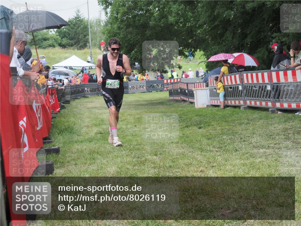 21.06.2025 - 27. Vierlanden-Triathlon KatJ http://msf.ph/oto/8026119 15.06.2025 13:28:57 Ziel 706 meine-sportfotos.de