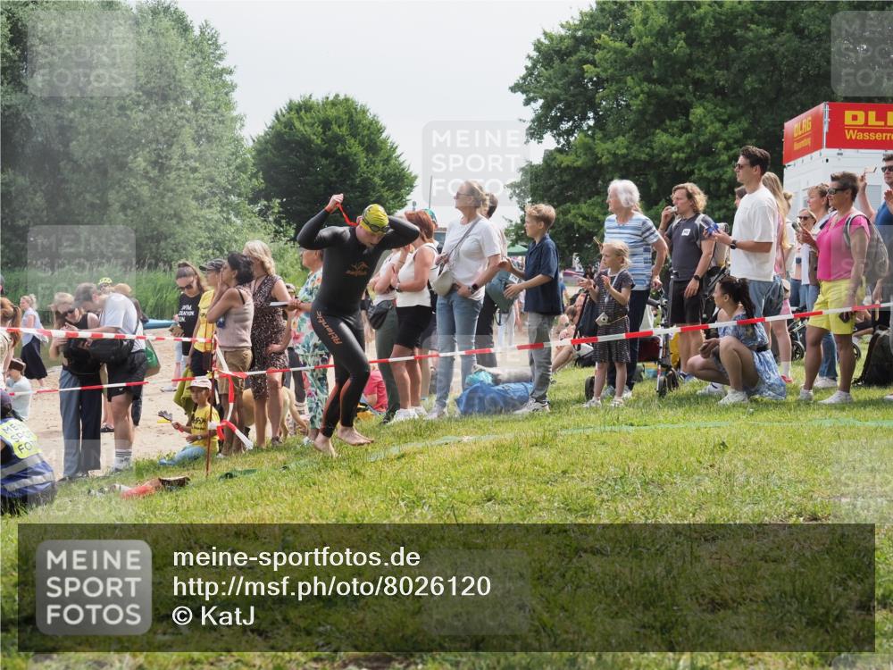 15.06.2025 - 27. Vierlanden-Triathlon KatJ http://msf.ph/oto/8026120 15.06.2025 10:59:33 Schwimmen 668, 751 meine-sportfotos.de