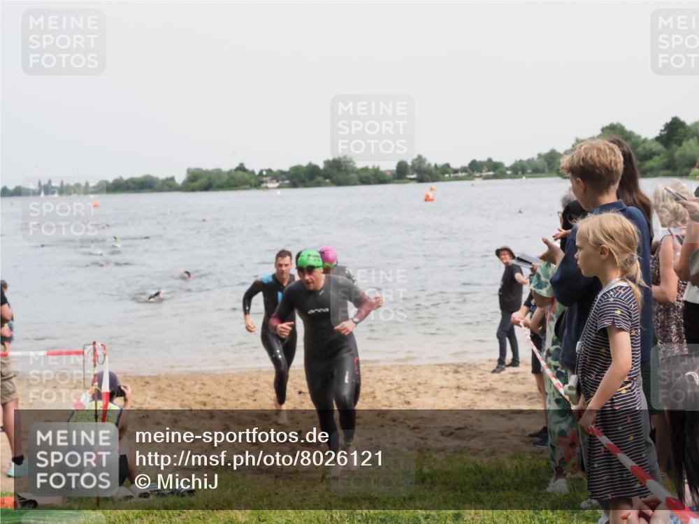 21.06.2025 - 27. Vierlanden-Triathlon MichiJ http://msf.ph/oto/8026121 15.06.2026 10:57:00 Schwimmen 654, 688, 711, 718, 755 meine-sportfotos.de