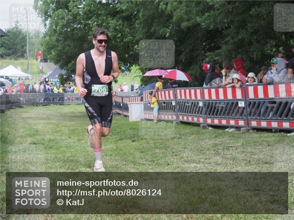 21.06.2025 - 27. Vierlanden-Triathlon KatJ http://msf.ph/oto/8026124 15.06.2025 13:28:58 Ziel 706 meine-sportfotos.de