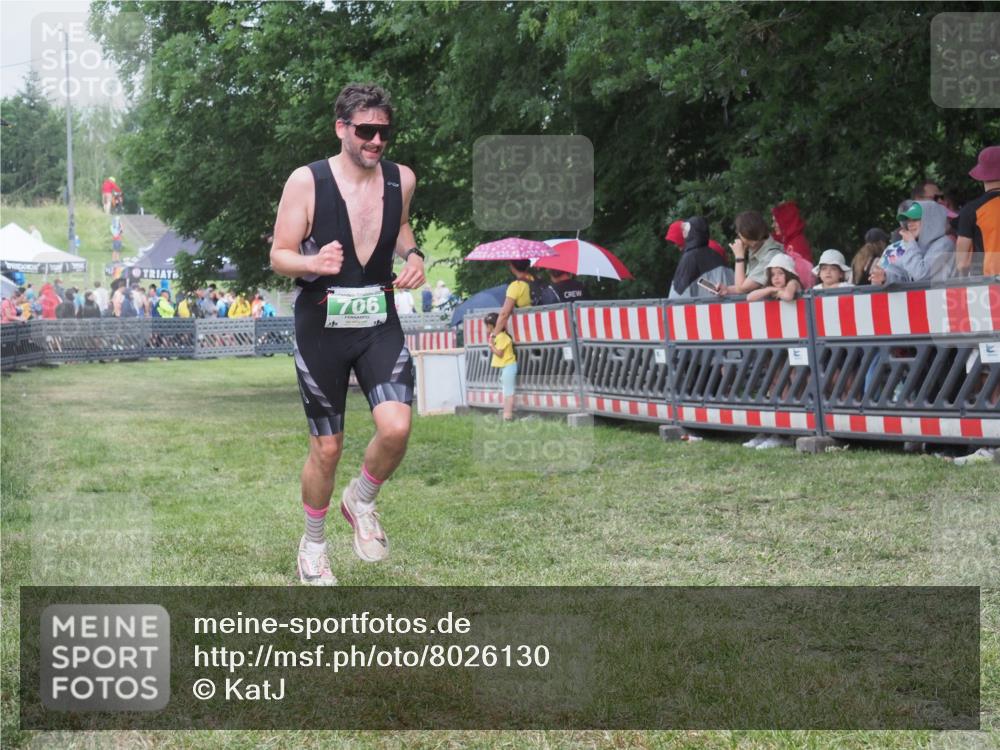 21.06.2025 - 27. Vierlanden-Triathlon KatJ http://msf.ph/oto/8026130 15.06.2025 13:28:58 Ziel 706 meine-sportfotos.de
