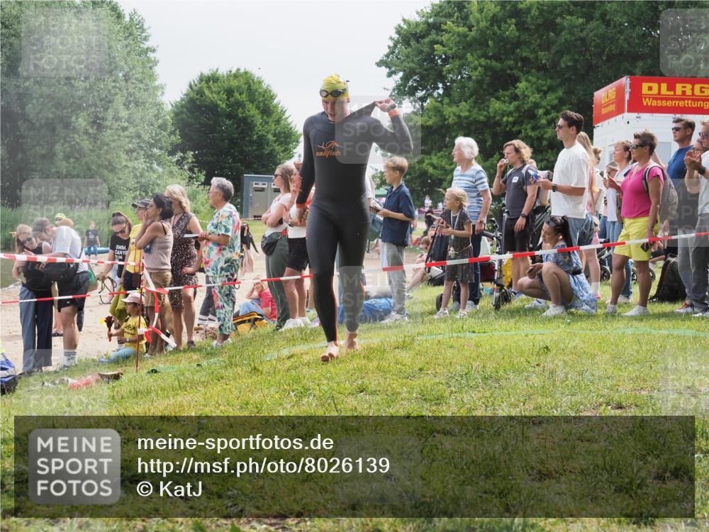 15.06.2025 - 27. Vierlanden-Triathlon KatJ http://msf.ph/oto/8026139 15.06.2025 10:59:35 Schwimmen 668, 751 meine-sportfotos.de