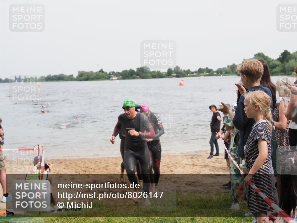 21.06.2025 - 27. Vierlanden-Triathlon MichiJ http://msf.ph/oto/8026147 15.06.2026 10:57:00 Schwimmen 654, 688, 711, 718, 755 meine-sportfotos.de