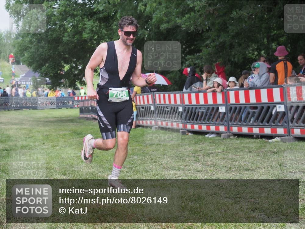 21.06.2025 - 27. Vierlanden-Triathlon KatJ http://msf.ph/oto/8026149 15.06.2025 13:28:58 Ziel 706 meine-sportfotos.de