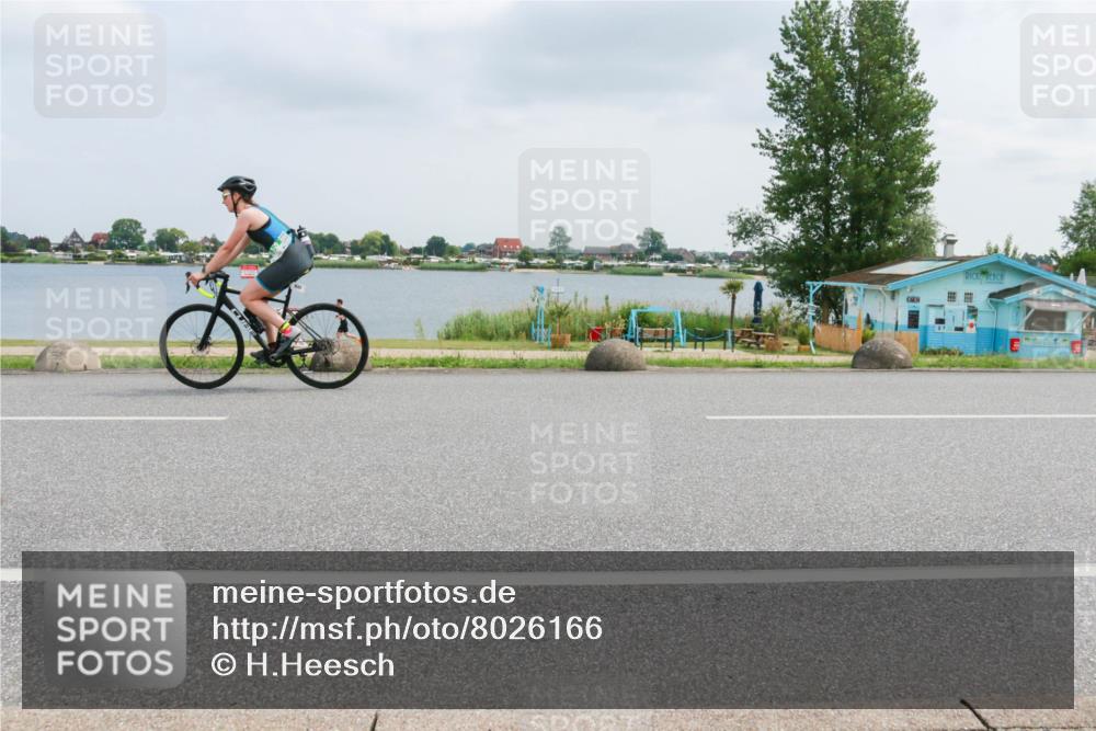 21.06.2025 - 27. Vierlanden-Triathlon H.Heesch http://msf.ph/oto/8026166 15.06.2025 12:10:48 Radfahren 933, 956 meine-sportfotos.de