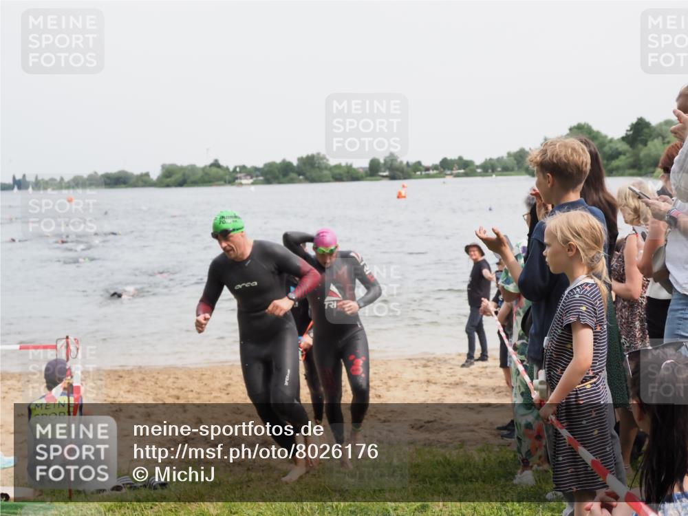 21.06.2025 - 27. Vierlanden-Triathlon MichiJ http://msf.ph/oto/8026176 15.06.2026 10:57:01 Schwimmen 654, 688, 711, 718 meine-sportfotos.de