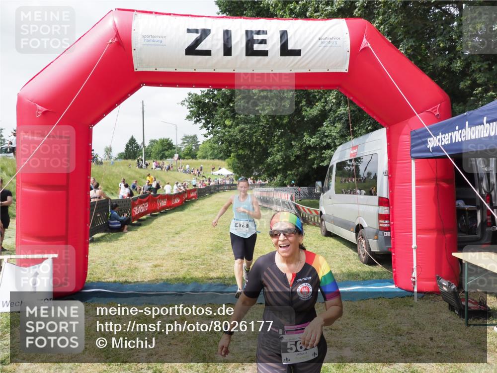 21.06.2025 - 27. Vierlanden-Triathlon MichiJ http://msf.ph/oto/8026177 15.06.2026 11:57:45 Ziel 478, 563 meine-sportfotos.de