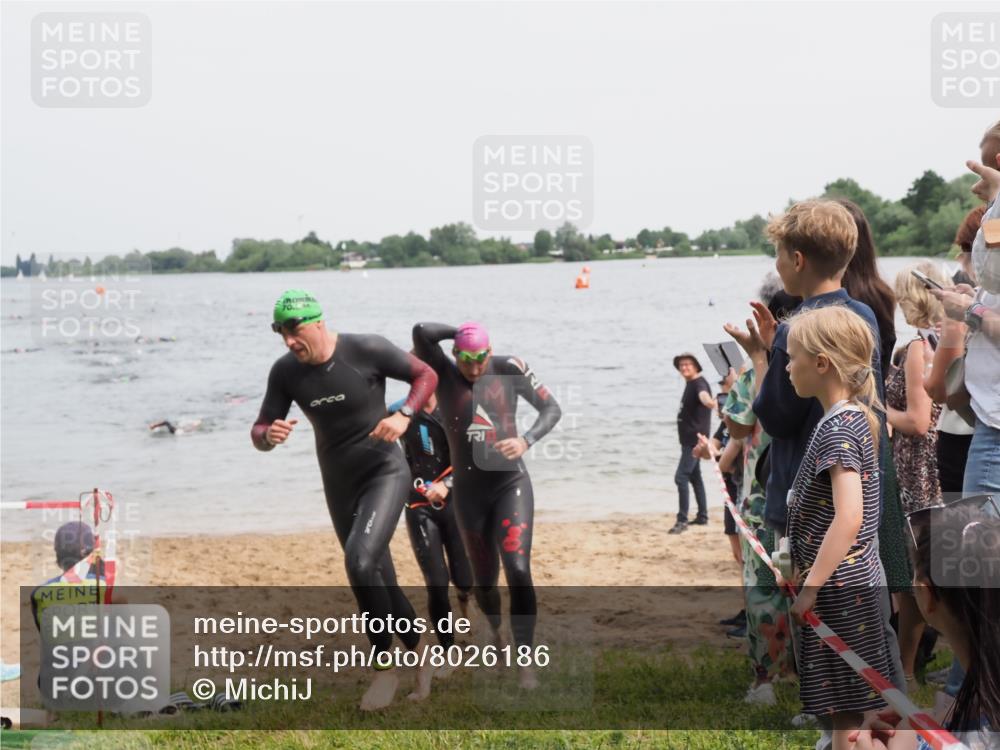 21.06.2025 - 27. Vierlanden-Triathlon MichiJ http://msf.ph/oto/8026186 15.06.2026 10:57:01 Schwimmen 654, 688, 711, 718 meine-sportfotos.de