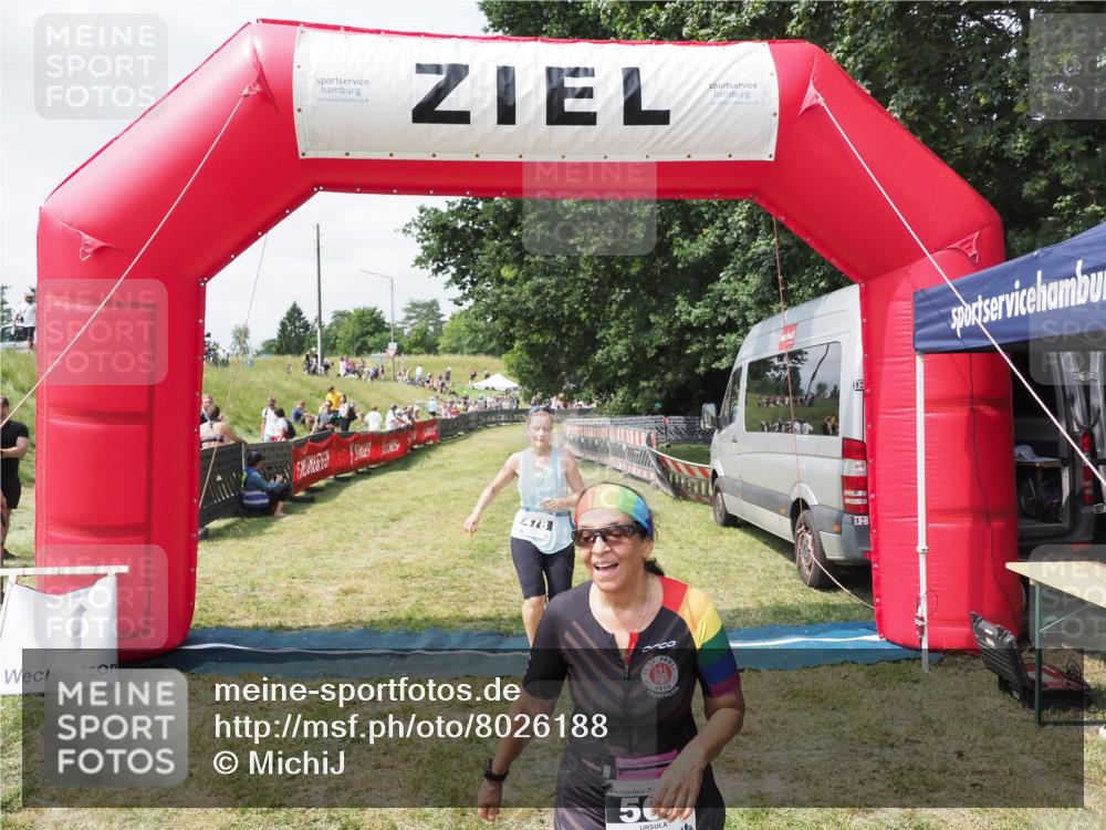 21.06.2025 - 27. Vierlanden-Triathlon MichiJ http://msf.ph/oto/8026188 15.06.2026 11:57:45 Ziel 478, 563 meine-sportfotos.de
