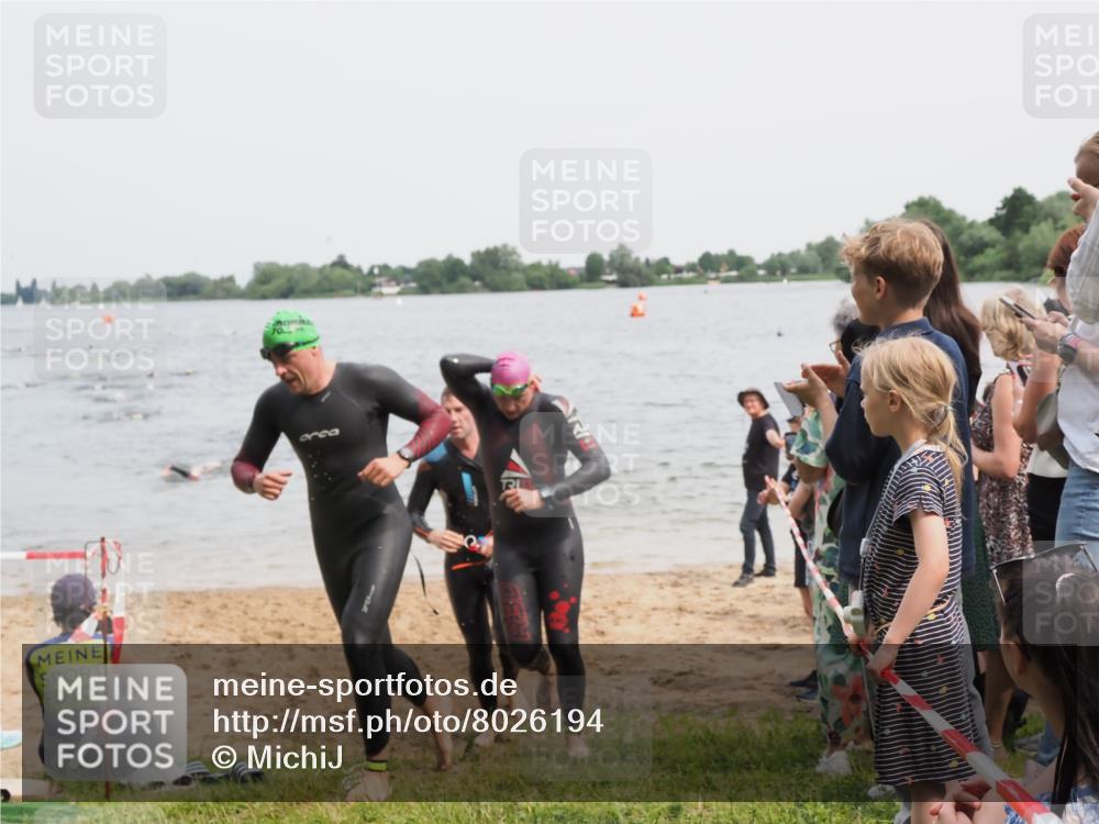 21.06.2025 - 27. Vierlanden-Triathlon MichiJ http://msf.ph/oto/8026194 15.06.2026 10:57:01 Schwimmen 654, 688, 711, 718 meine-sportfotos.de