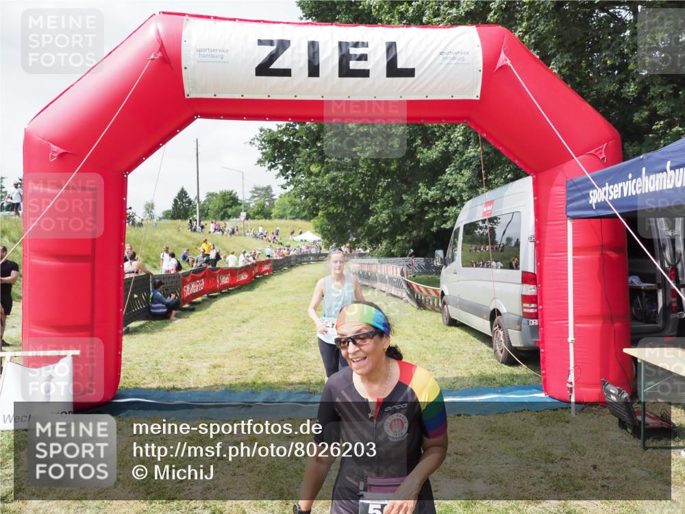 21.06.2025 - 27. Vierlanden-Triathlon MichiJ http://msf.ph/oto/8026203 15.06.2026 11:57:45 Ziel 478, 563 meine-sportfotos.de