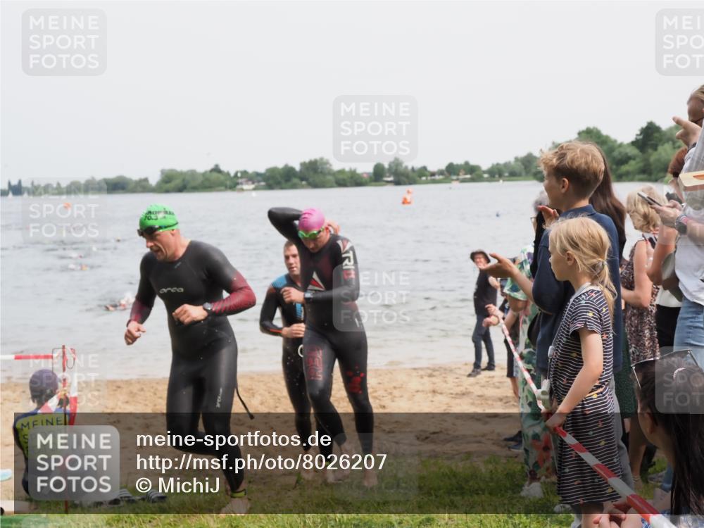21.06.2025 - 27. Vierlanden-Triathlon MichiJ http://msf.ph/oto/8026207 15.06.2026 10:57:01 Schwimmen 654, 688, 711, 718 meine-sportfotos.de