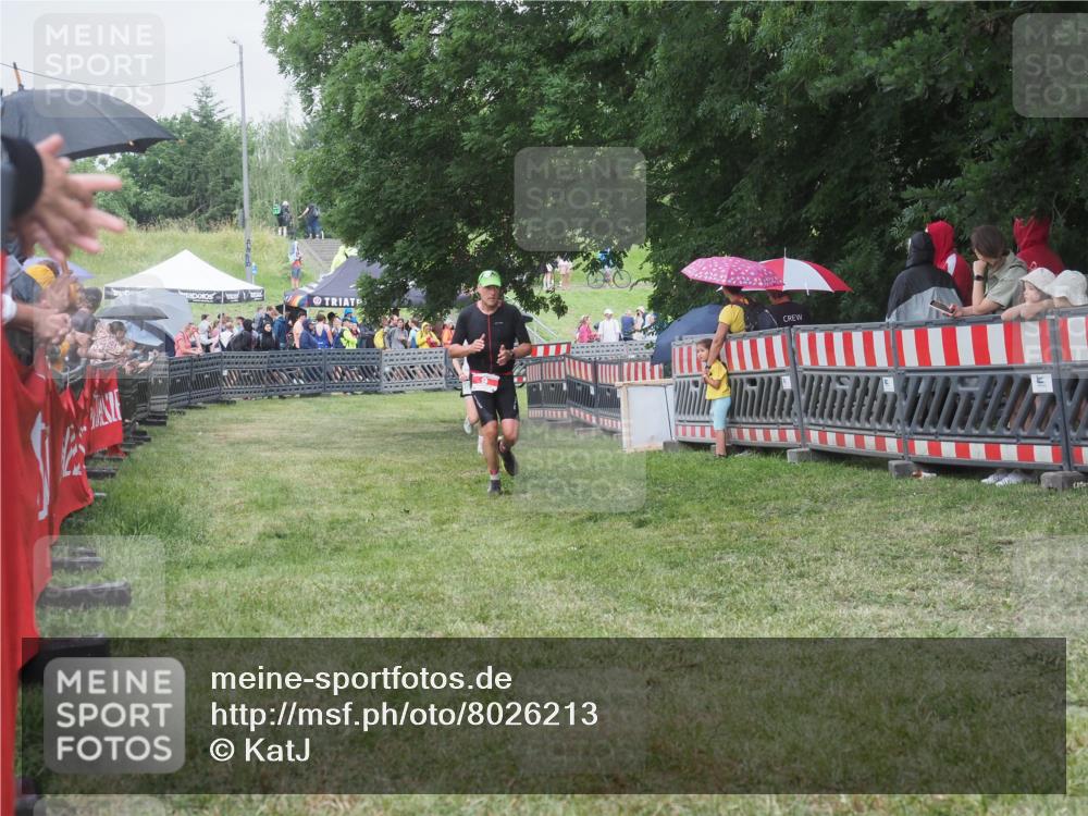21.06.2025 - 27. Vierlanden-Triathlon KatJ http://msf.ph/oto/8026213 15.06.2025 13:29:12 Ziel 9, 952 meine-sportfotos.de