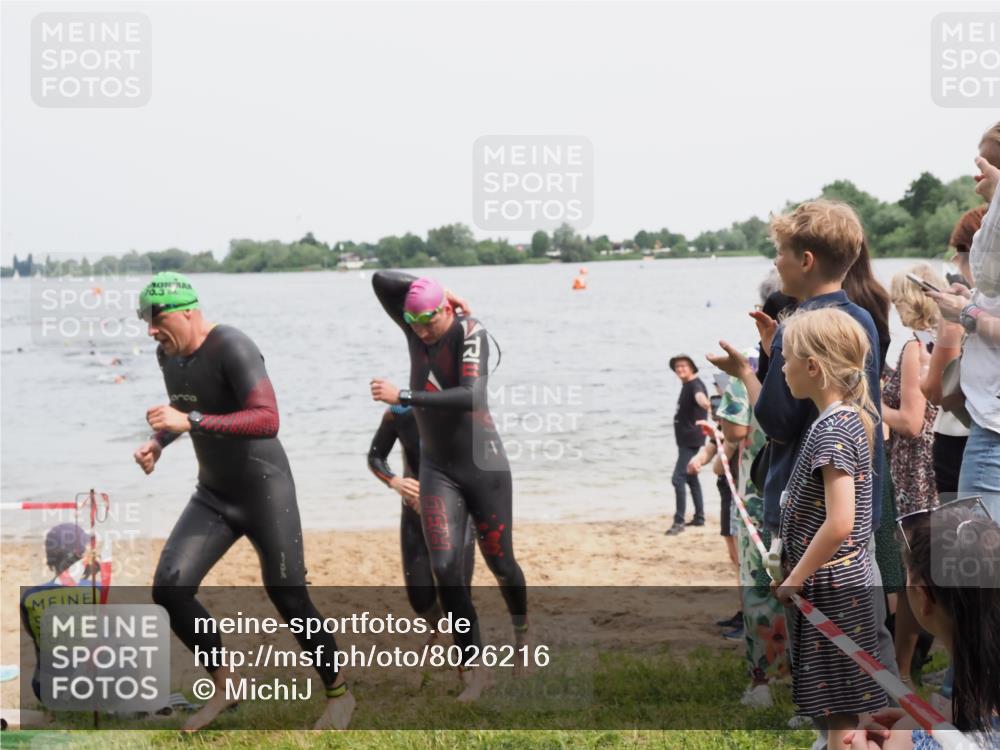 21.06.2025 - 27. Vierlanden-Triathlon MichiJ http://msf.ph/oto/8026216 15.06.2026 10:57:01 Schwimmen 654, 688, 711, 718 meine-sportfotos.de