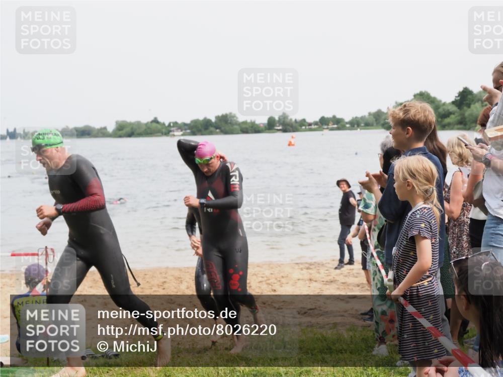 21.06.2025 - 27. Vierlanden-Triathlon MichiJ http://msf.ph/oto/8026220 15.06.2026 10:57:01 Schwimmen 654, 688, 711, 718 meine-sportfotos.de