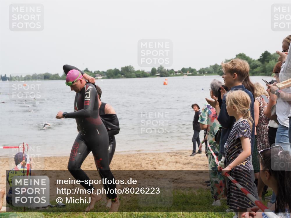 21.06.2025 - 27. Vierlanden-Triathlon MichiJ http://msf.ph/oto/8026223 15.06.2026 10:57:02 Schwimmen 654, 688, 711, 718 meine-sportfotos.de